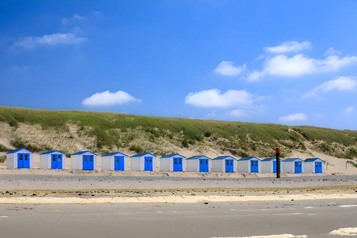 TPFR20569: Maisons de plage colorées sur le sable
