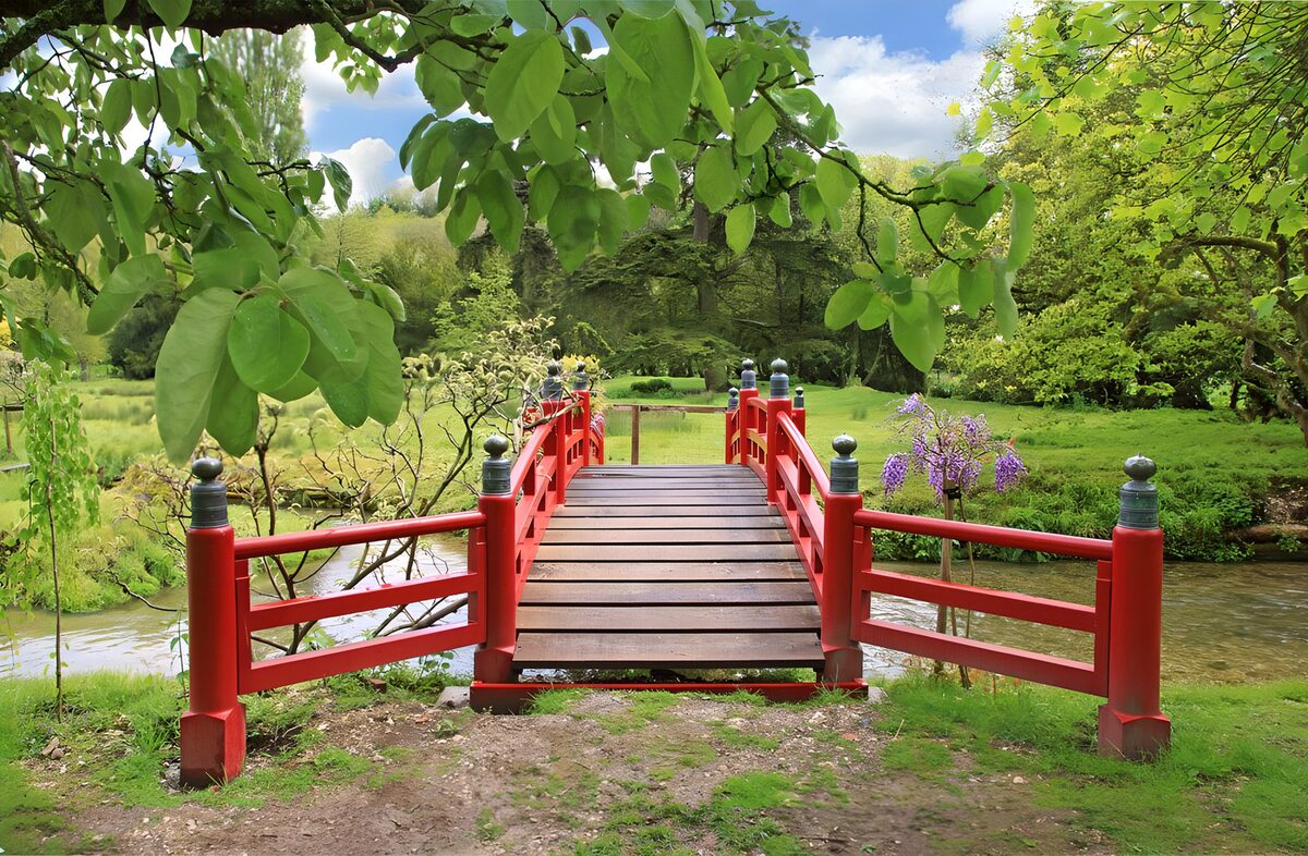 Pont rouge dans un jardin serein