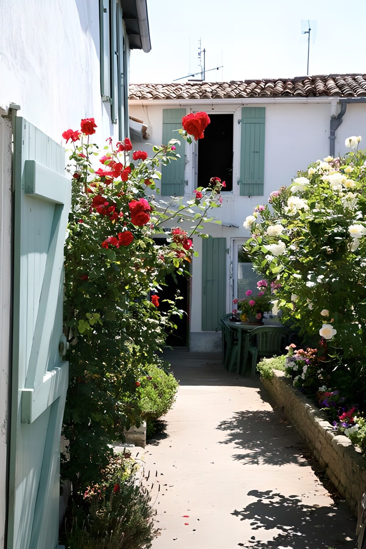 TPFR41457: Entrée d'une maison avec balcon et fleurs 2
