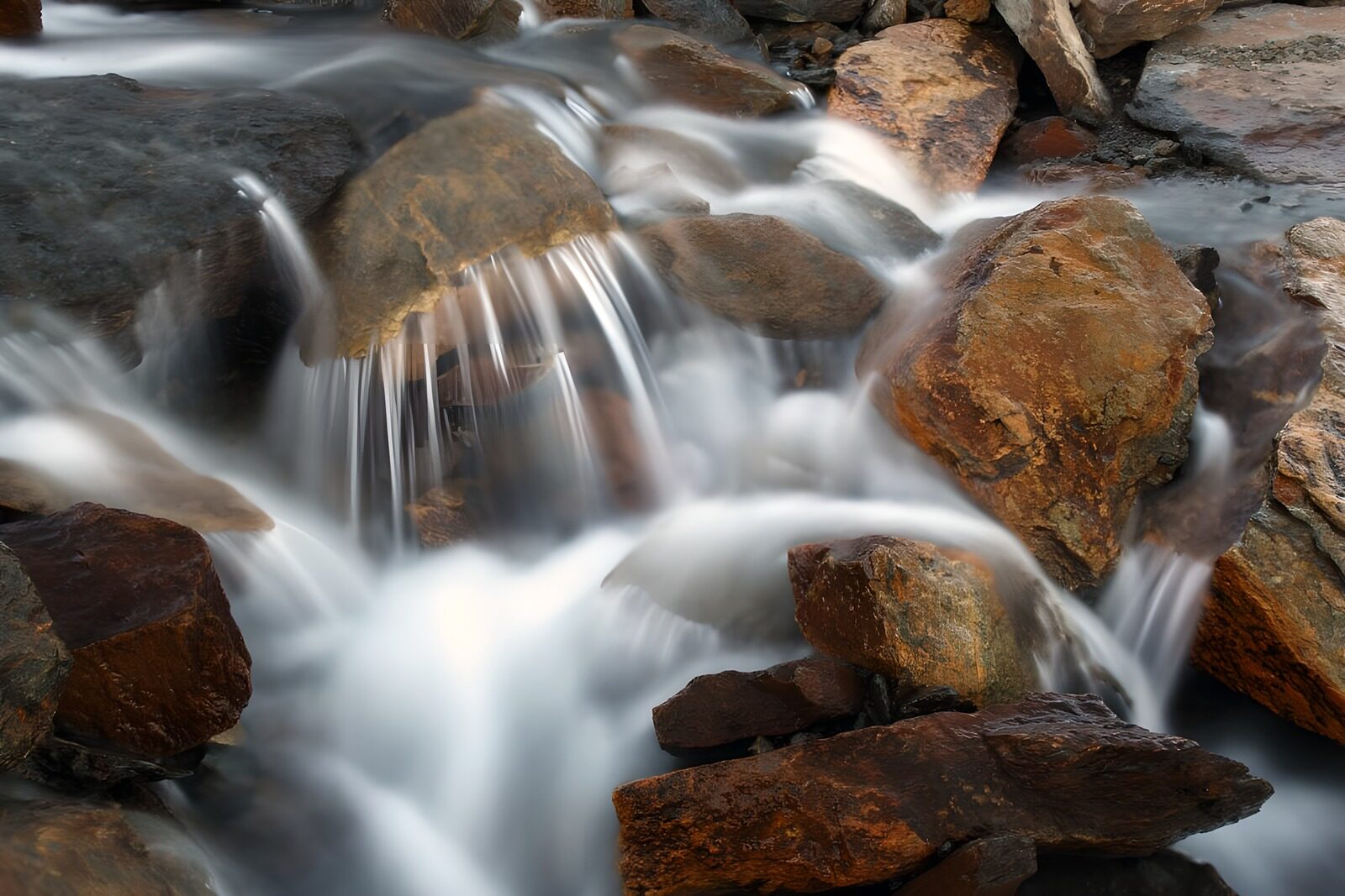 TPFR37905: Ruisseau paisible au milieu des rochers