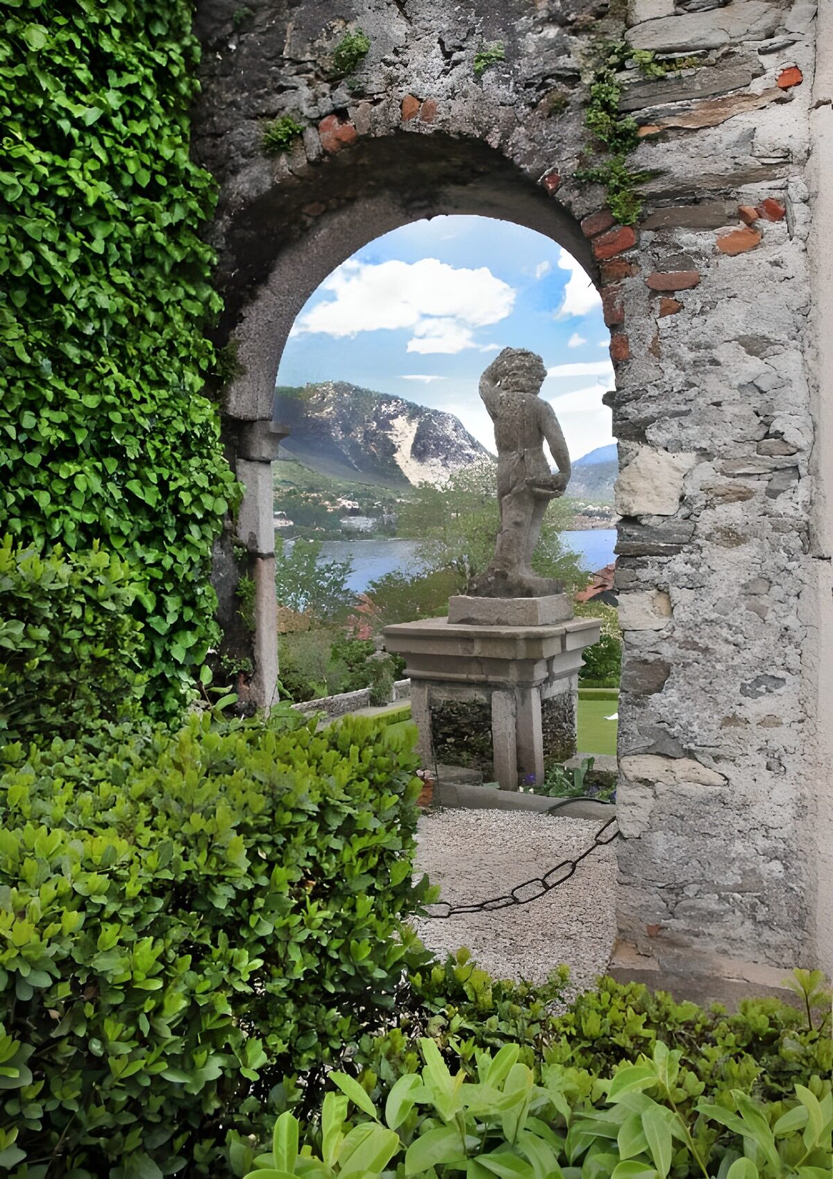 TPFR82421: "Vue enchanteuse à travers l'arche"