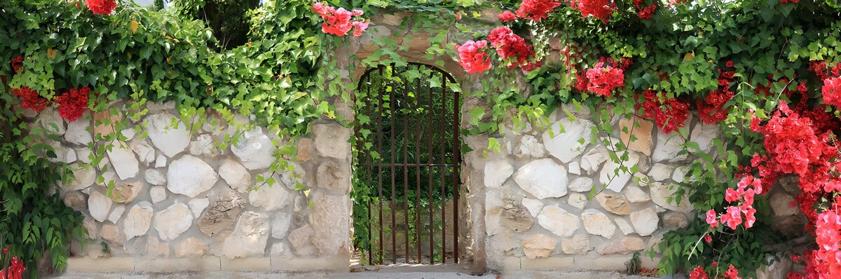Un portail fleuri en pierre