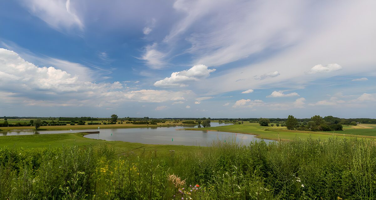 TPFR72155: Paysage paisible avec rivières et champs