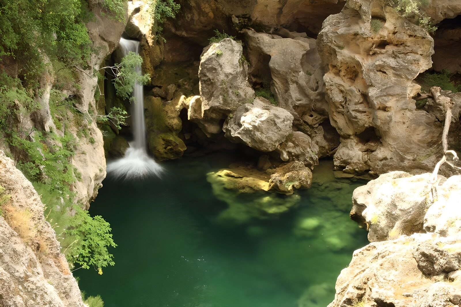 TPFR43929: Cascade paisible au cœur de la nature