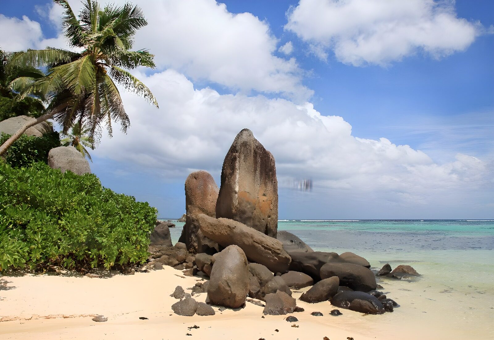 TPFR25588: Plage paradisiaque aux rochers majestueux