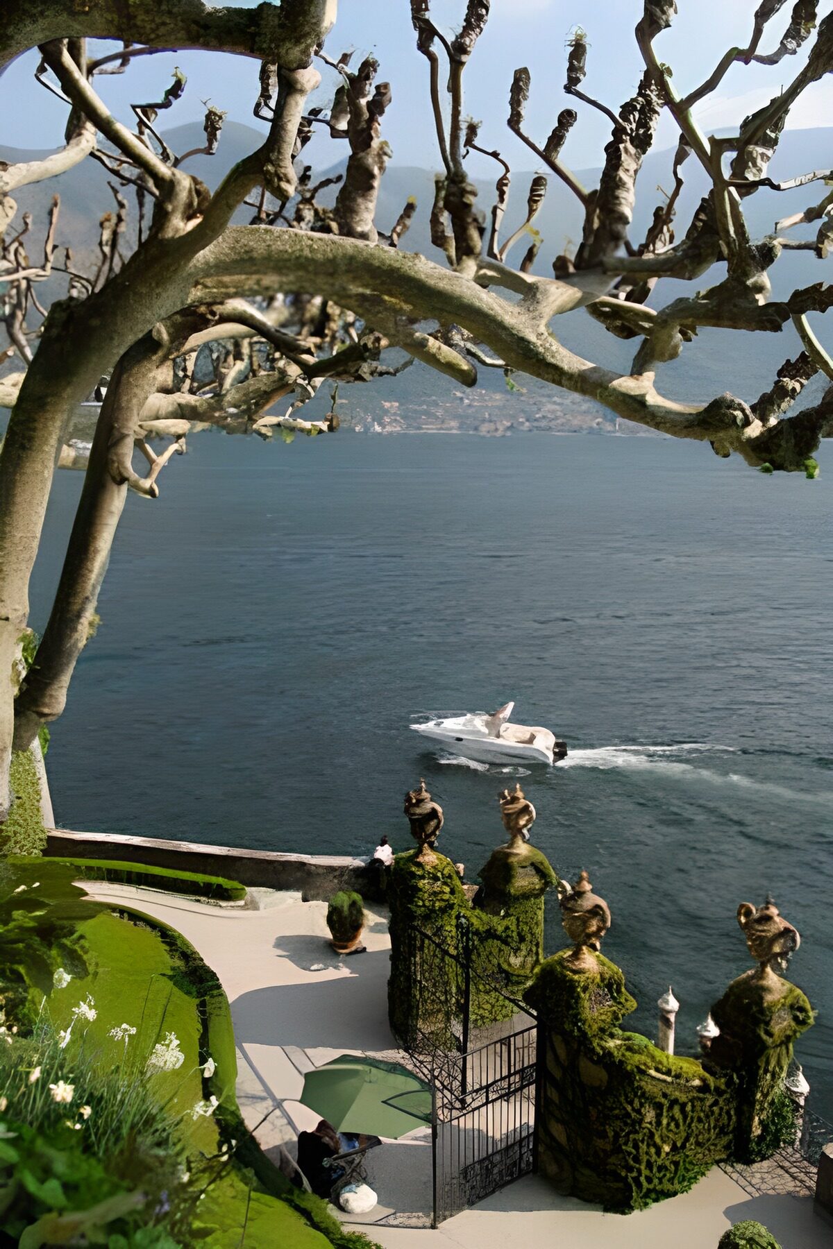 TPFR40489: Vue sur la mer et hors-bord depuis une terrasse