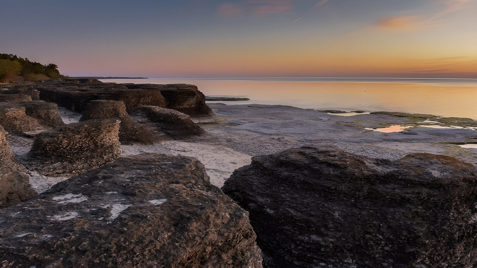 TPFR79939: Rochers au crépuscule sur la côte