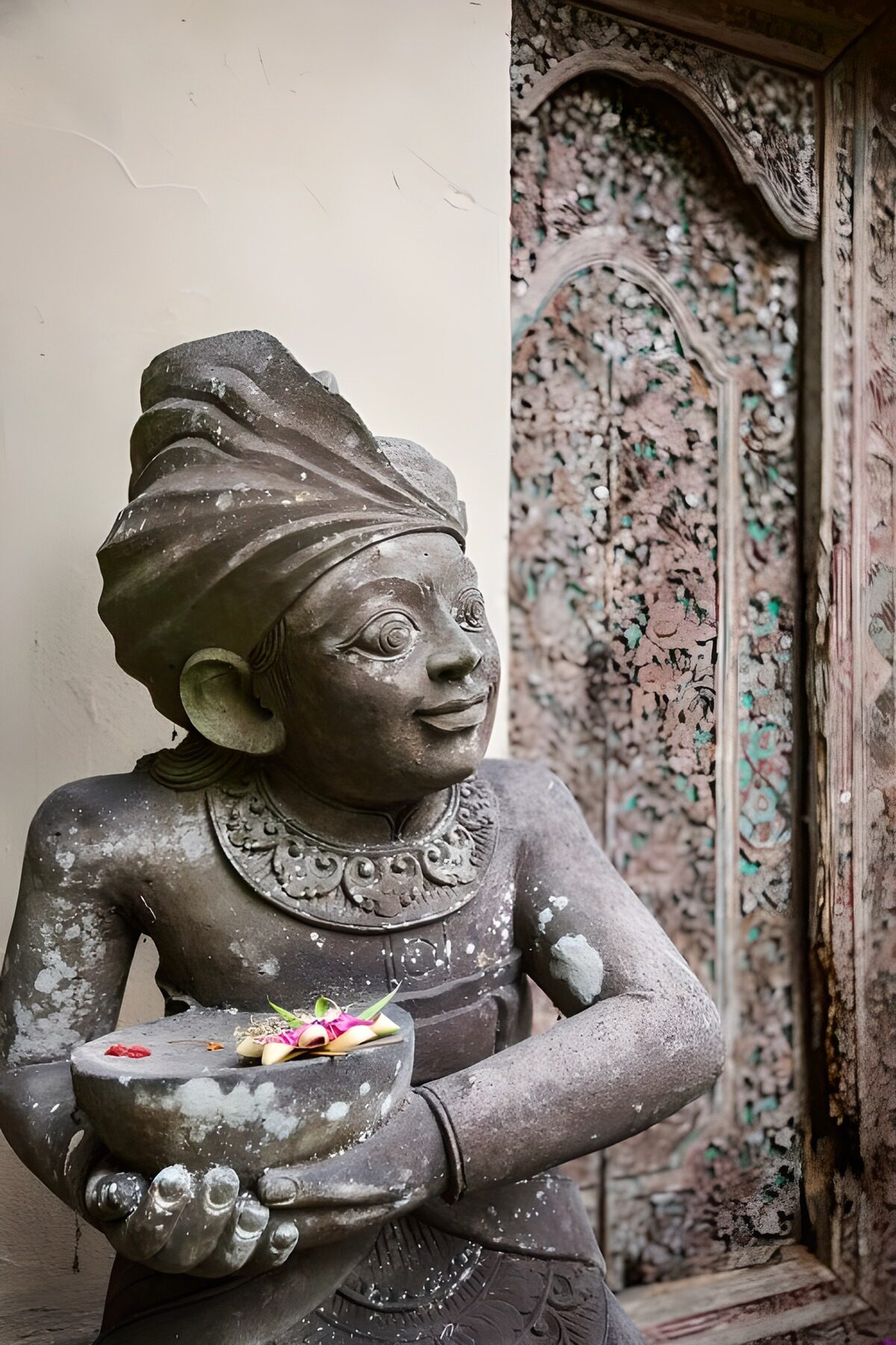TPFR22309: Statue balinaise avec fleurs