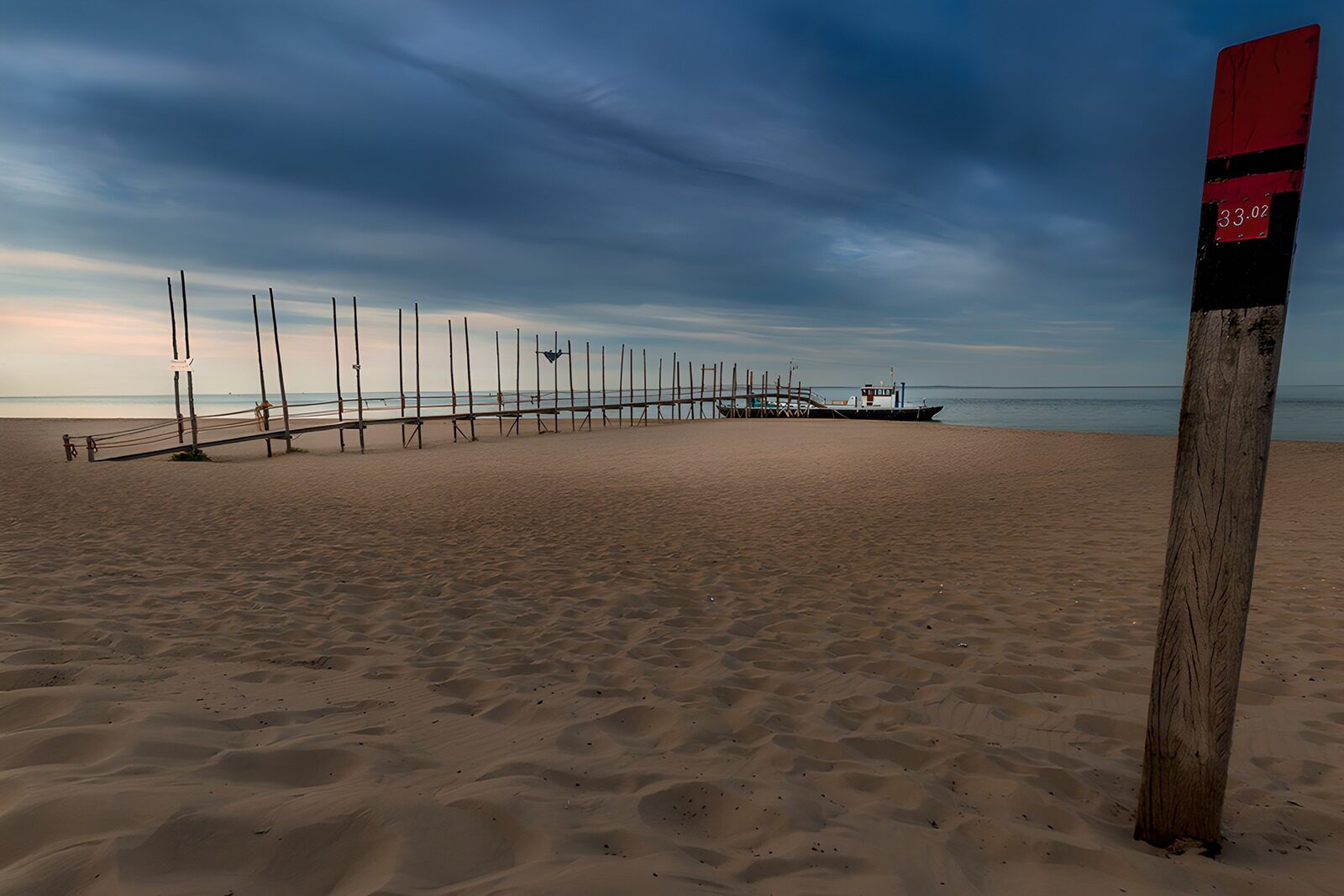 TPFR78164: Plage tranquilles au crépuscule