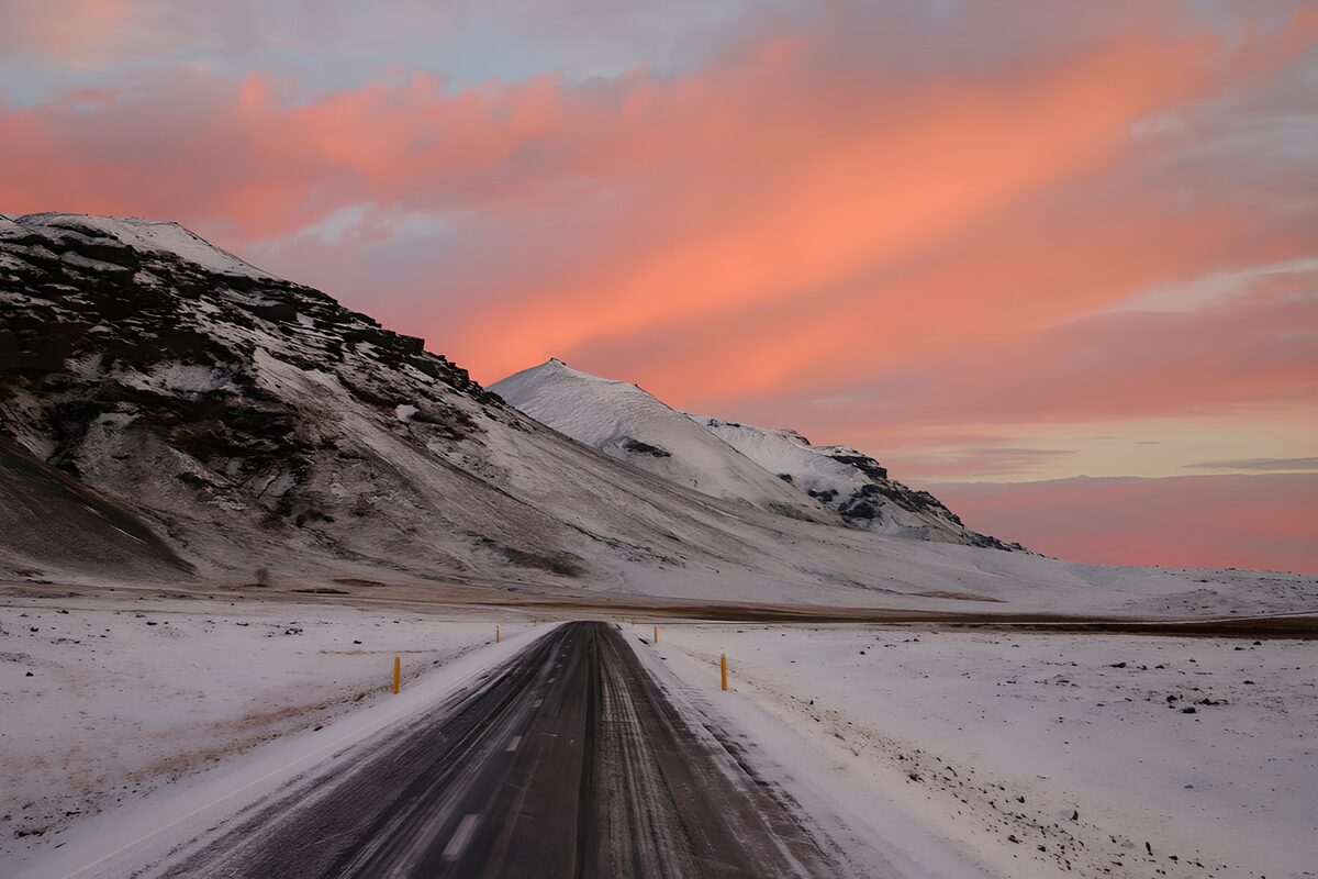 TPFR40857: Route paisible sous un ciel coloré
