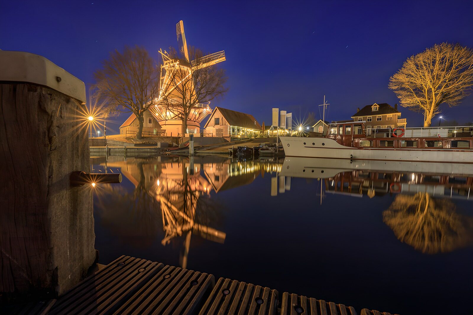 TPFR22532: Moulin éclairé au bord de l'eau
