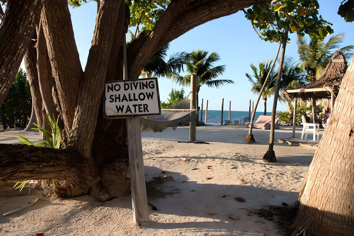 TPFR58301: Plage des Caraïbes avec pancarte No Diving Shallow Water