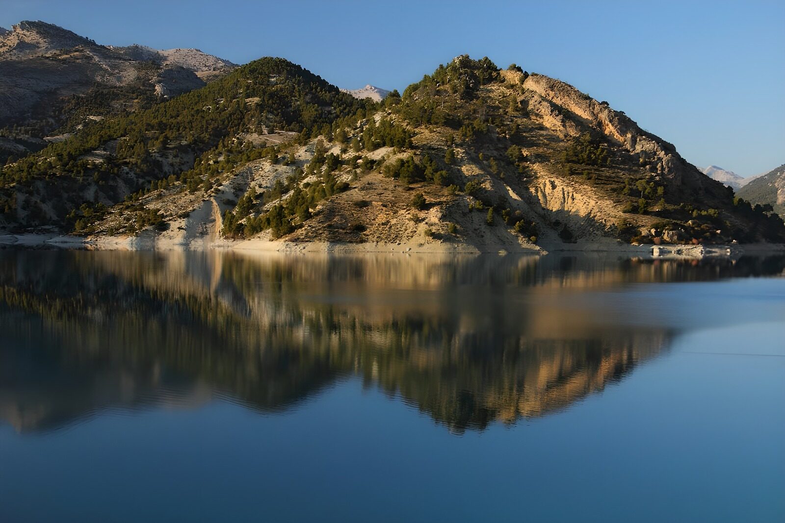 TPFR80036: Paysage de montagne au reflet