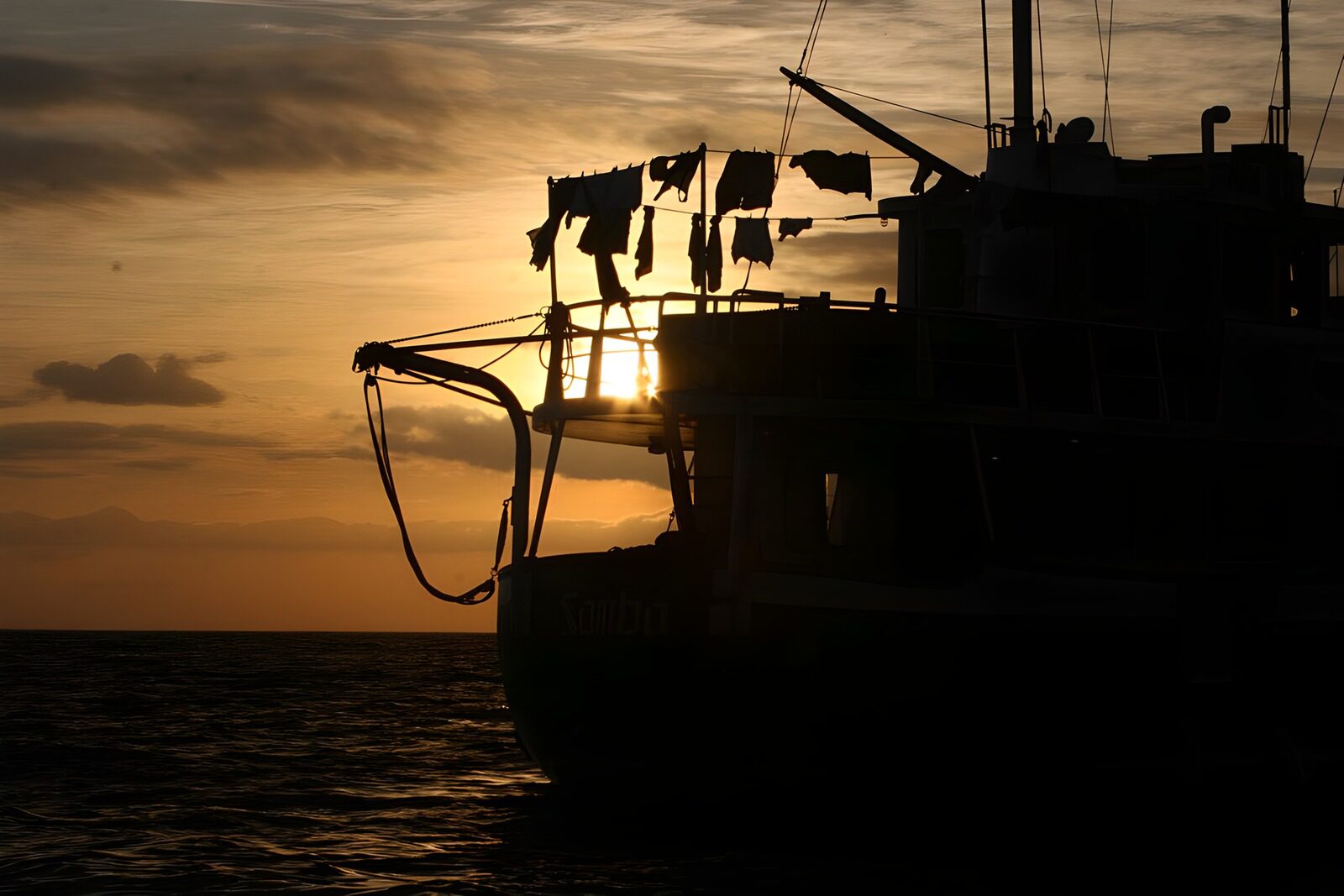 TPFR54460: Coucher de soleil sur le bateau Samba