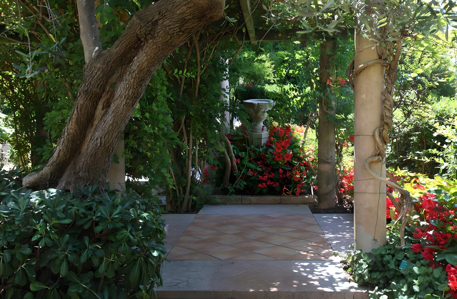 TPFR77922: Évasion paisible dans un jardin luxuriant