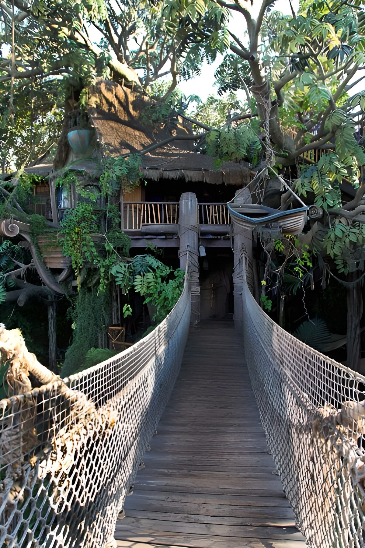 Hutte paradisiaque dans la jungle avec pont suspendu