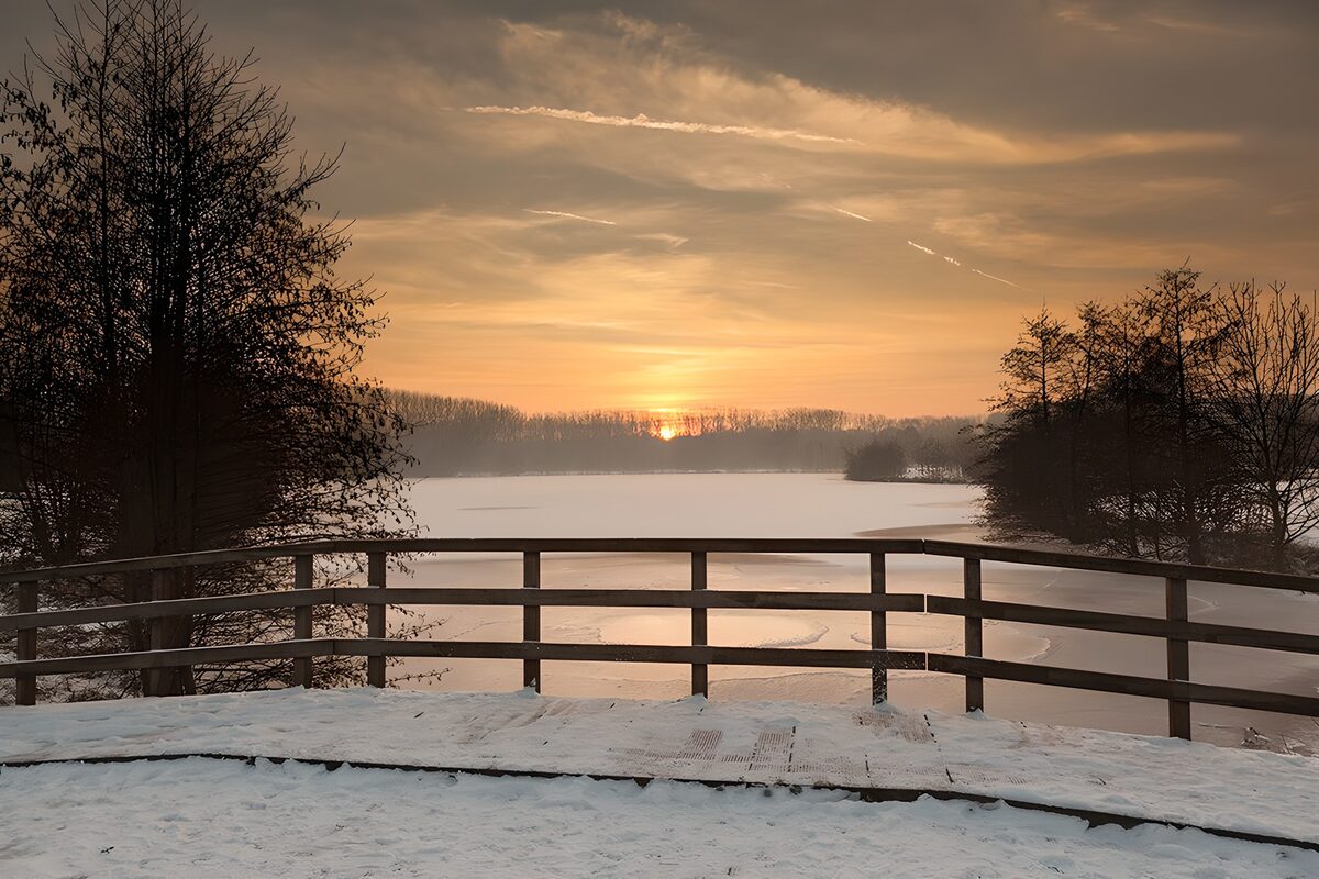 Coucher de soleil sur le lac enneigé