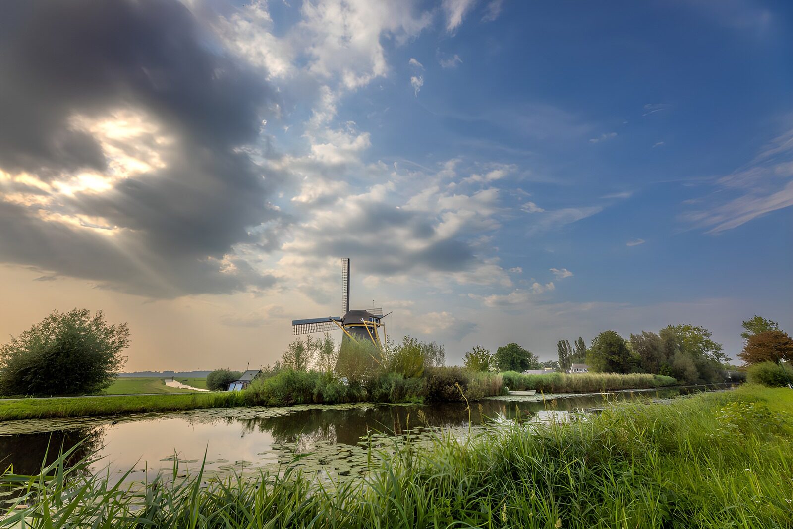 TPFR13652: : Moulin dans un paysage paisible