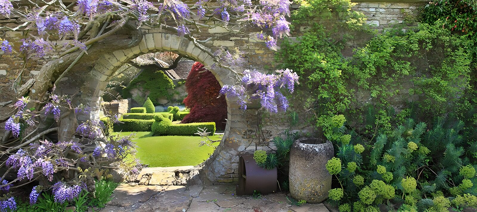 TPFR46943: Jardin secret avec une porte en pierre