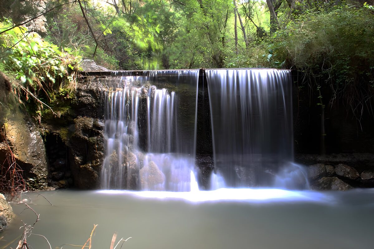 TPFR54690: : Cascade paisible au milieu de la nature
