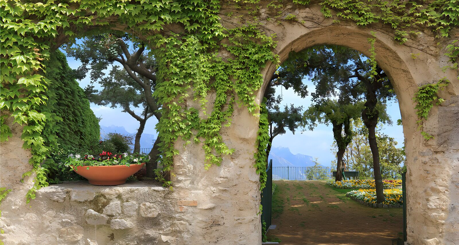 TPFR12948: Passage verdoyante vers le jardin