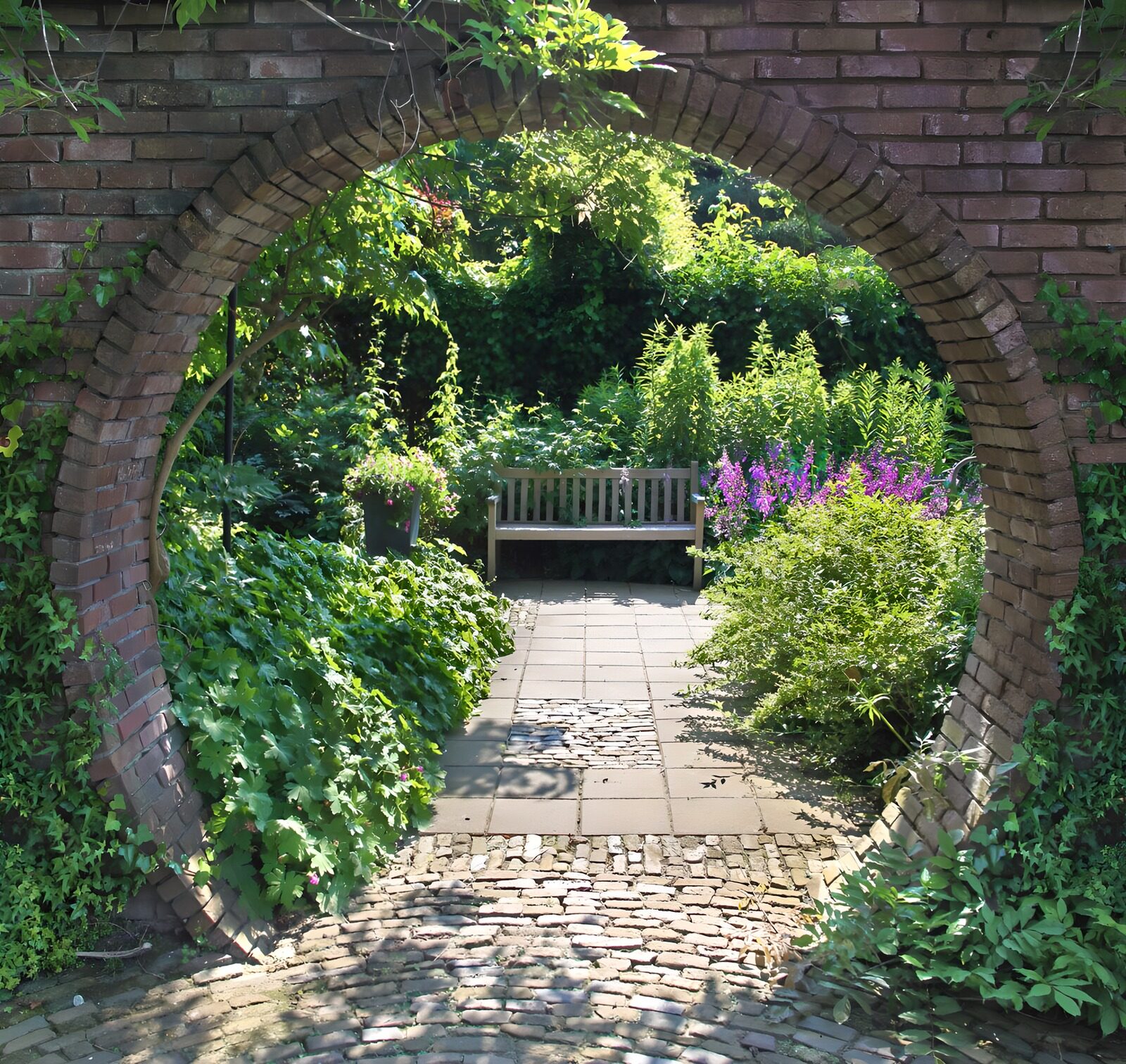 TPFR50552: Jardins à travers l'arc de briques